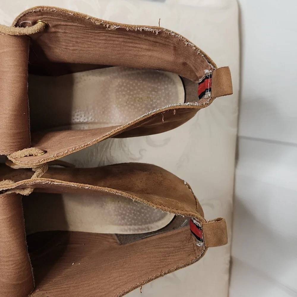 Sperry wedge leather lace-up ankle booties size 9